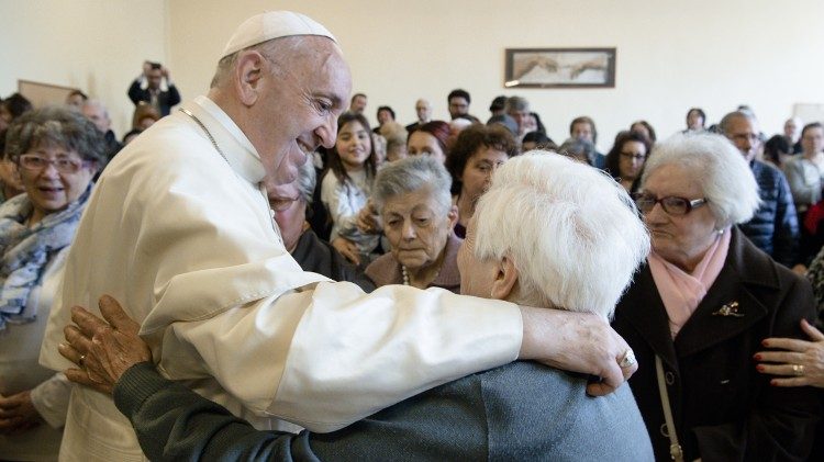 Le Pape saluant des personnes âgées lors de sa visite dans la paroisse "San Paolo della Croce" à Corviale, dans la banlieue de Rome, le 15 avril 2018.