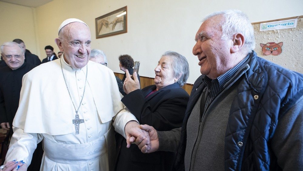 Papst Franziskus trifft ältere Menschen bei einem Pfarreibesuch am Rande Roms, 2018