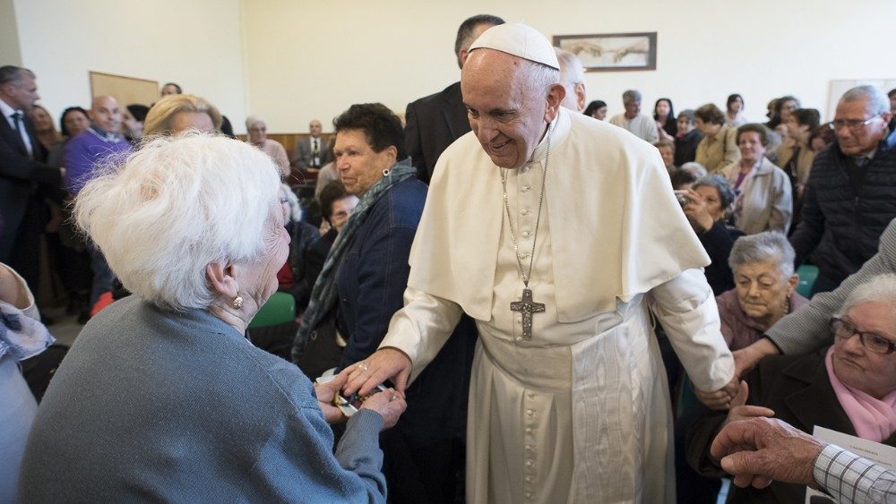 Papst Franziskus trifft ältere Menschen bei einem Pfarreibesuch am Rande Roms, 2018