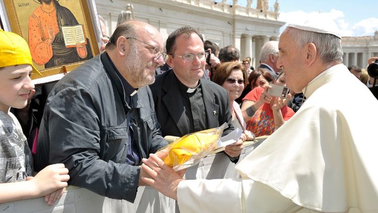 Don Fortunato di Noto saluta Papa Francesco durante un'udienza generale in piazza San Pietro
