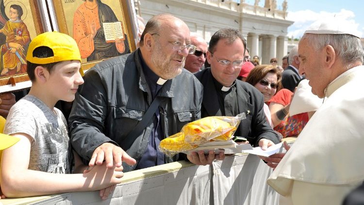 Don Fortunato di Noto susreo je papu Franju nakon opće audijencije u svibnju 2015.