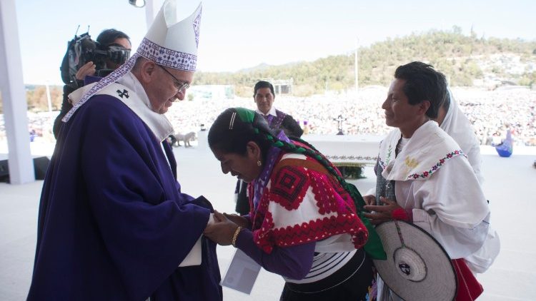 Papa Francesco con alcuni indios del Chiapas