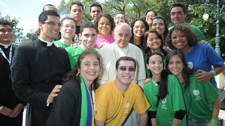 Papa incentiva mais espaço para as mulheres na Igreja. Na foto, Francisco com jovens da JMJ-Rio, julho de 2013