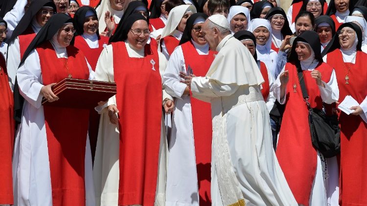 Påven mötte ordenssystrar under en allmänn audiens 2017 