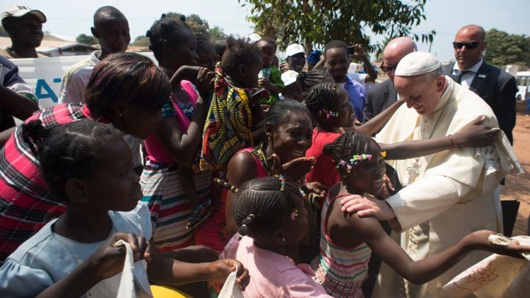 Papa Francesco abbraccia alcuni bambini a Bangui (novembre 2015)