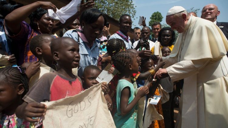 Susret Pape s djecom prilikom posjeta Srednjoafričkoj Republici u studenom 2015. godine