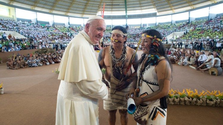 Papa com indígenas na cidade peruana de Puerto Maldonado, porta de entrada para a Amazônia - janeiro de 2018