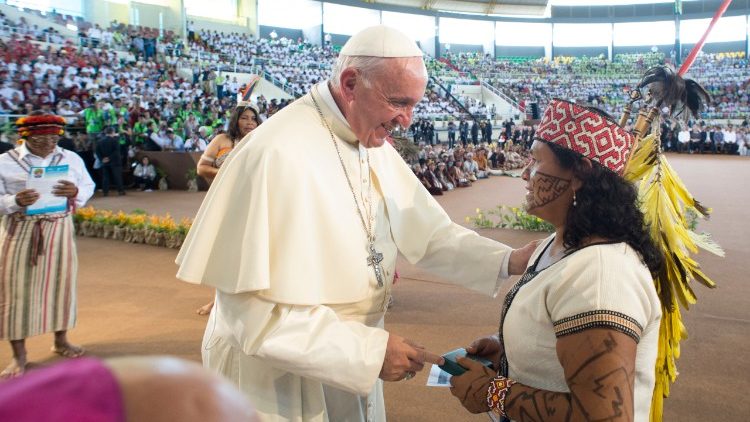 Ferenc pápa amazóniai őslakosokkal találkozik perui apostoli útján, 2018. január