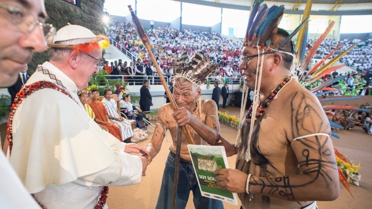 Papa incontra gli indigeni dell'Amazzonia a Puerto Maldonado 