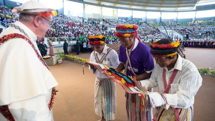 Papa incontra popoli indigeni dell'Amazzonia a Puerto Maldonado 