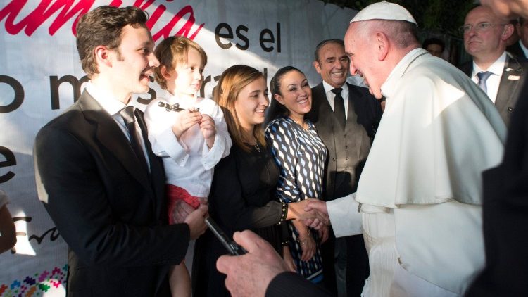 Papa Francisko akizungumza na wanafamilia