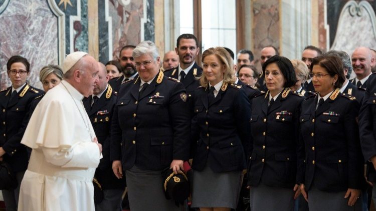 Le Pape recevant les agents de la police routière et ferroviaire italienne.