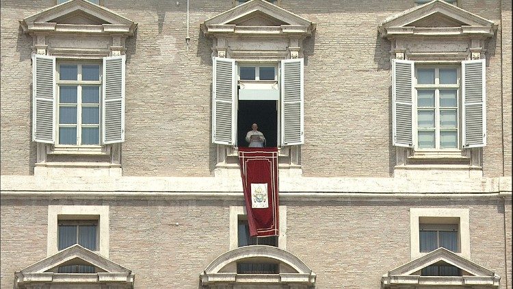 Папа Франциск промовляє з вікна Апостольського палацу