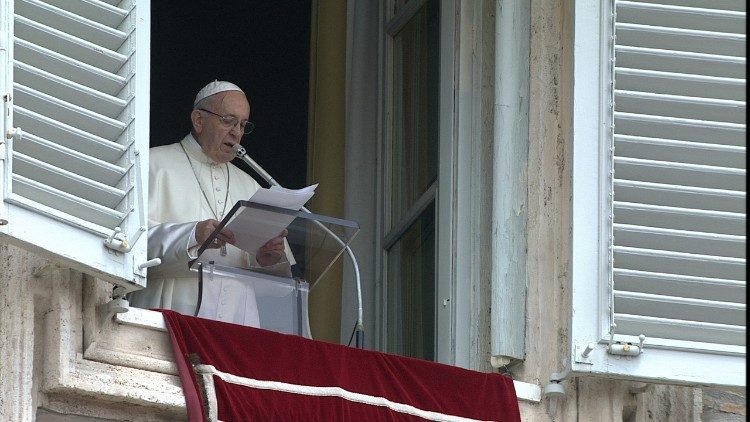 Papeževa opoldanska molitev z okna apostolske palače