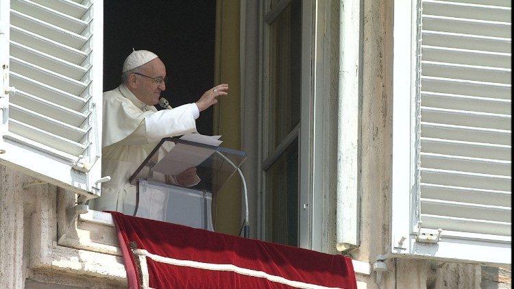 2018-05-13 Папа Франциск промовляє з вікна Апостольського палацу 