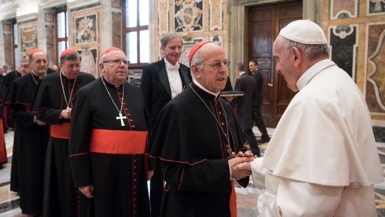 Der Papst und einige Kardinäle