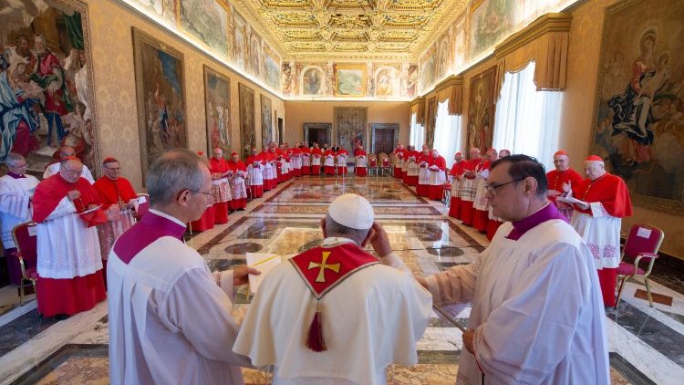 Le Pape devant les cardinaux convoqués pour le Consistoire du 19 juillet 2018.