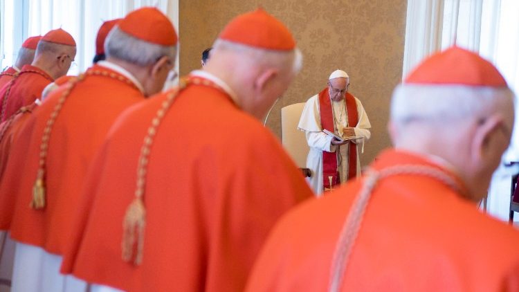 Der Papst mit seinen Kardinälen