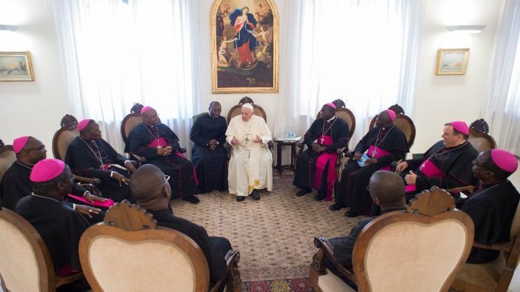 Papa Francisko akizungumza na Maaskofu wa Gambia, Liberia na Sierra Leone wakati wa hija yao ya kitume mjini Vatican.