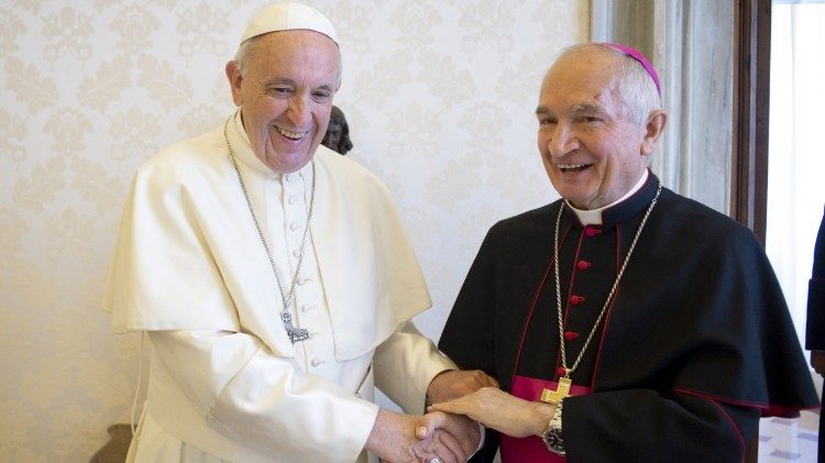 Папа Франциск с бъдещия кардинал Силвано Мария Томази