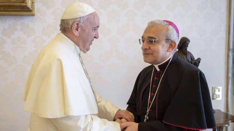 Papst Franziskus und der Präsident des Rates für Gesetzestexte, Filippo Iannone