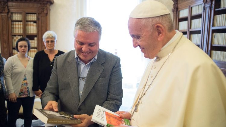 Ferenc pápa a közösség vezetőjével