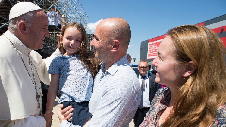 Papa Francesco con una famiglia