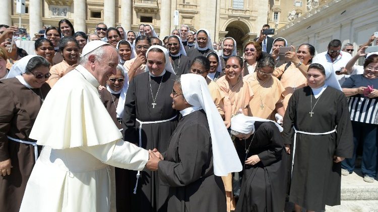 教皇フランシスコと修道女たち