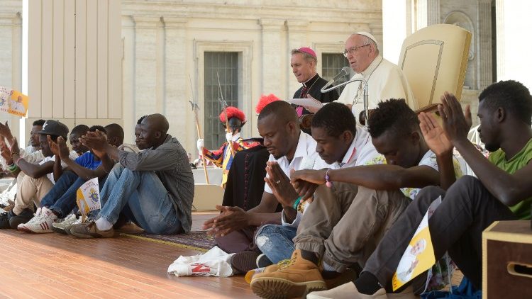 Papa com migrantes e refugiados na Audiência Geral