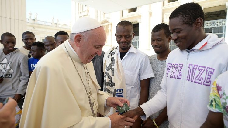 Popiežius su migrantais