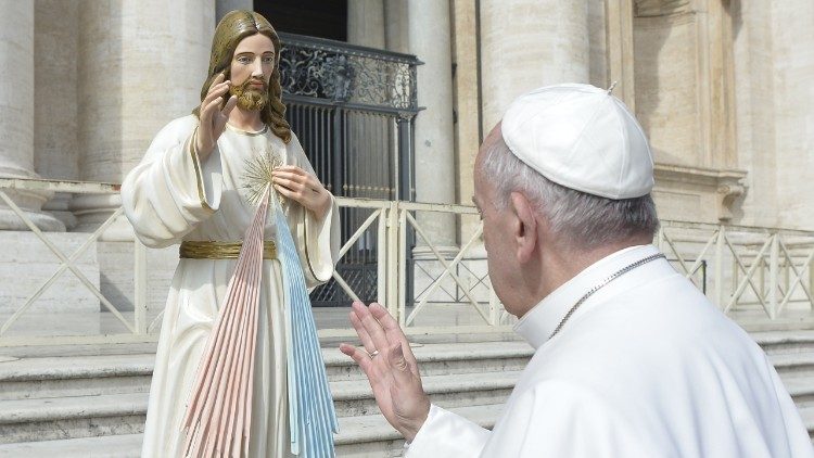  Papa Françesku pranë shtatores së Zemrës së Krishtit
