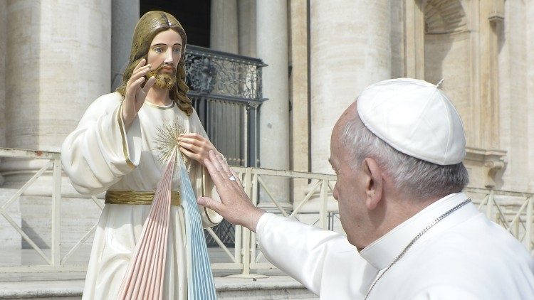 Papež Frančišek se dotika Srca Jezusovega.