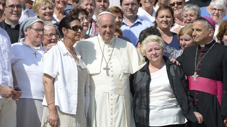 Le Pape François avec la soeur du père Hamel, Roselyne, et Mgr Dominique Lebrun, archevêque de Rouen, le 14 septembre 2016, place Saint-Pierre