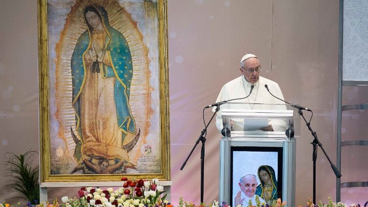 Papst Franziskus vor einem Abbild der Madonna von Guadalupe