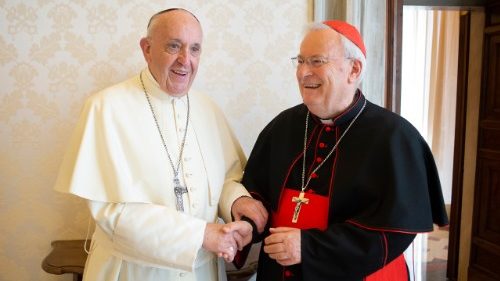 Pápež sa telefonátom osobne uistil o stave hospitalizovaného kardinála Bassettiho