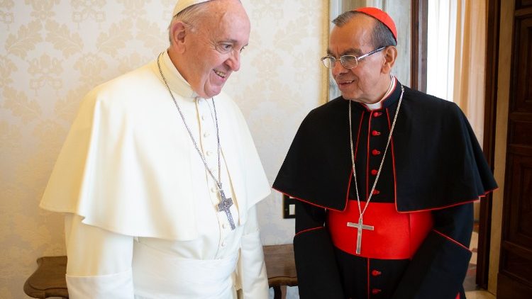 Kardinal Gregorio Rosa Chavez zusammen mit Papst Franziskus