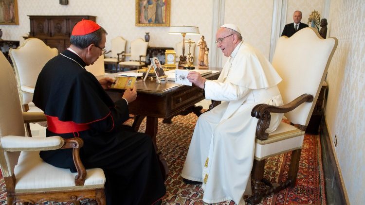 Kardinal Gregorio Rosa Chavez im Gespräch mit Papst Franziskus - auf dem Schreibtisch das Foto von Oscar Romero