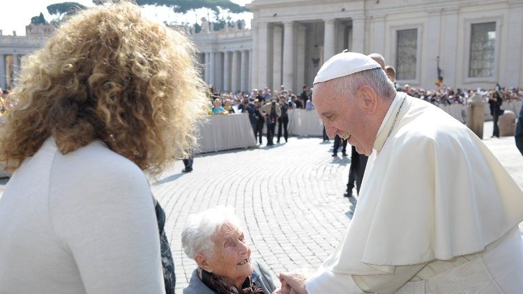 Papa Francisco e idosa na Praça São Pedro
