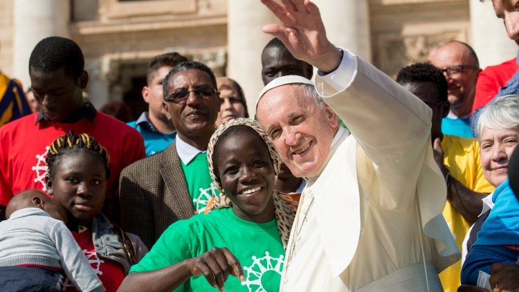 Папа Франциск с бежанци по време на Генералната аудиенция, 27.09.2017
