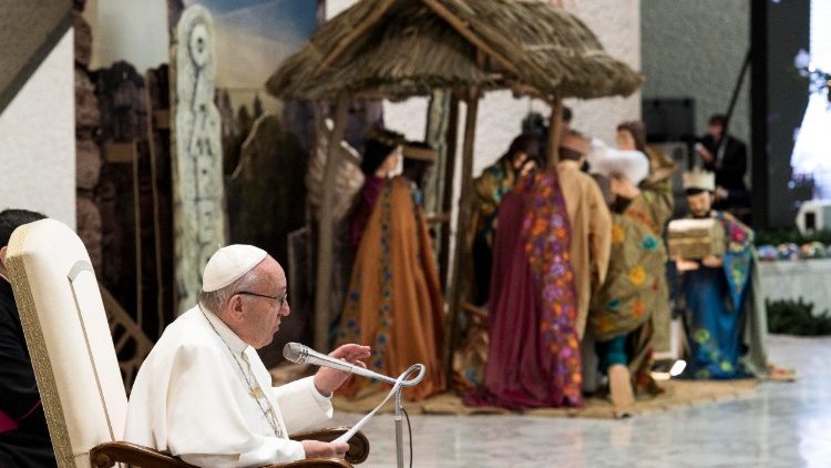Papst Franziskus bei der Generalaudienz im Vatikan, im Hintergrund die Krippe in der Audienzhalle