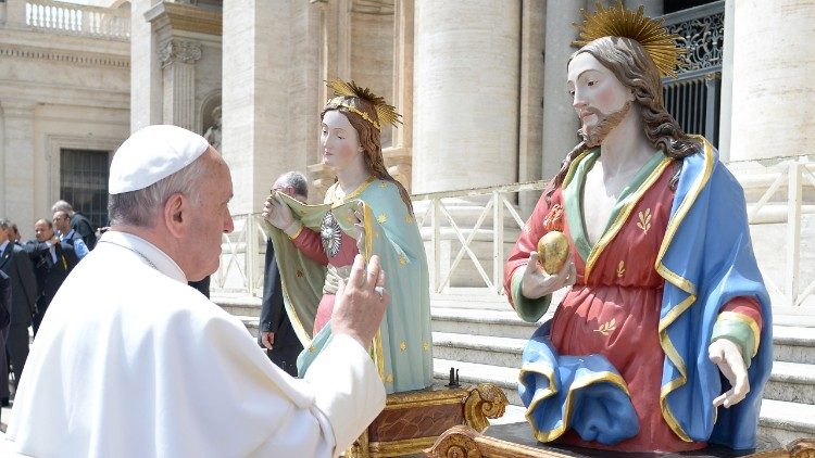 Le Pape bénit une statue de Jésus et son Sacré-Cœur lors de l'audience générale du 22 mai 2013