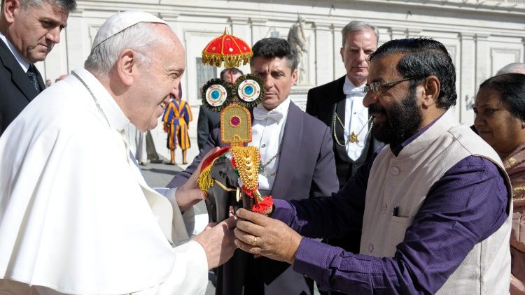 Bei der Generalaudienz traf der Papst auch Kadakampilly Surendran, den Tourismusminister von Kerala/Indien