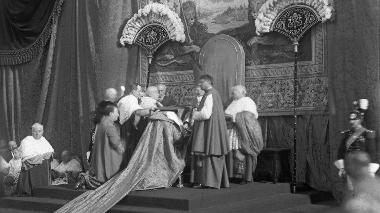 Pāvests Pijs XI kardinālu konsistorijā, 1935. gada 16. decembris. Attēlam ir ilustratīva nozīme