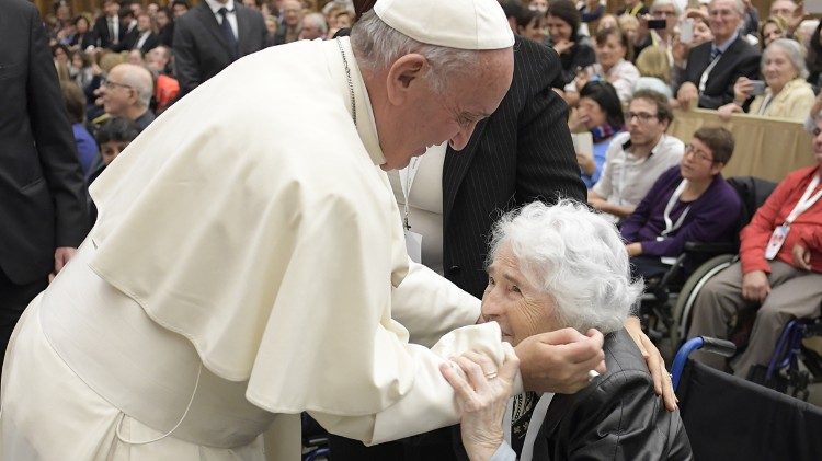 Papa Francisco com uma idosa