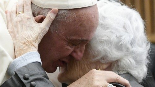 Papa: gostaria de um mundo com um novo abraço entre os jovens e os idosos