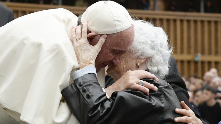 Påven i ett möte med en äldre kvinna 