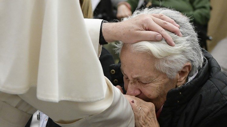Папа Франциск на встрече с больными в Ватикане (2016 г.)