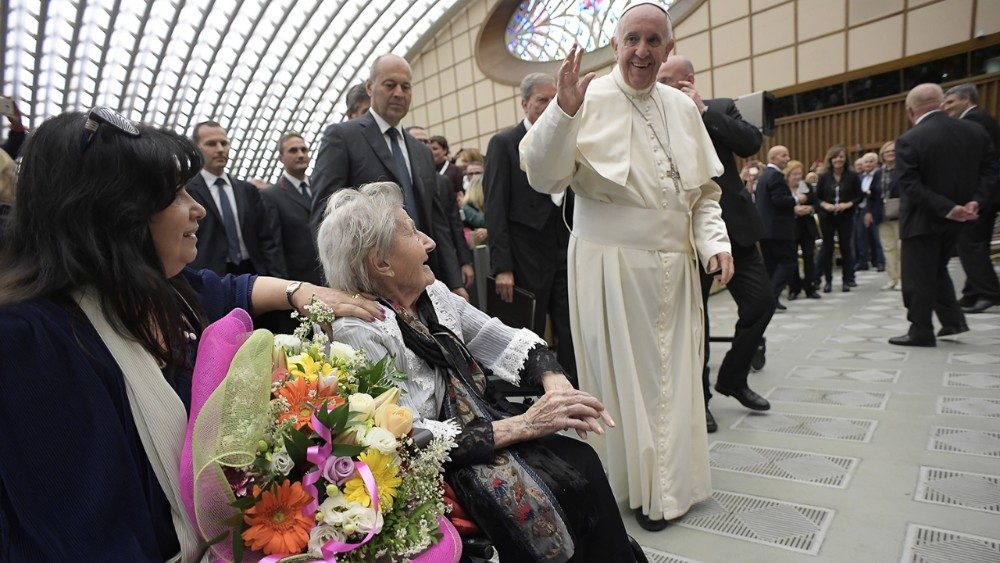 Papst Franziskus 2016 bei einer Audienz für ältere Menschen