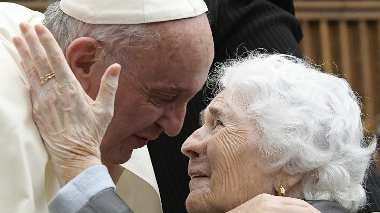 Papa Francisco com uma senhora idosa