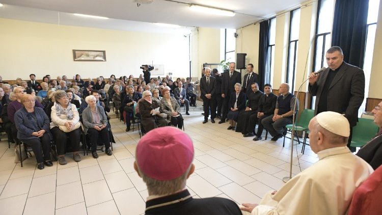 2018-04-15 Papa Francesco visita parrocchia San Paolo della Croce a Corviale